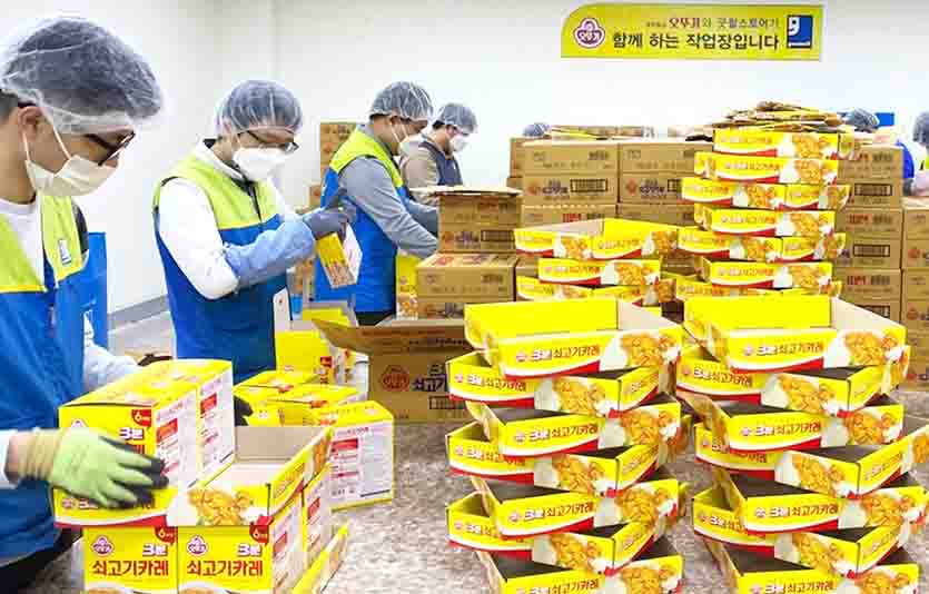 밀알복지재단 굿윌스토어에서 장애인 직원들이 오뚜기 선물세트 임가공 작업을 하고 있다. 사진=오뚜기