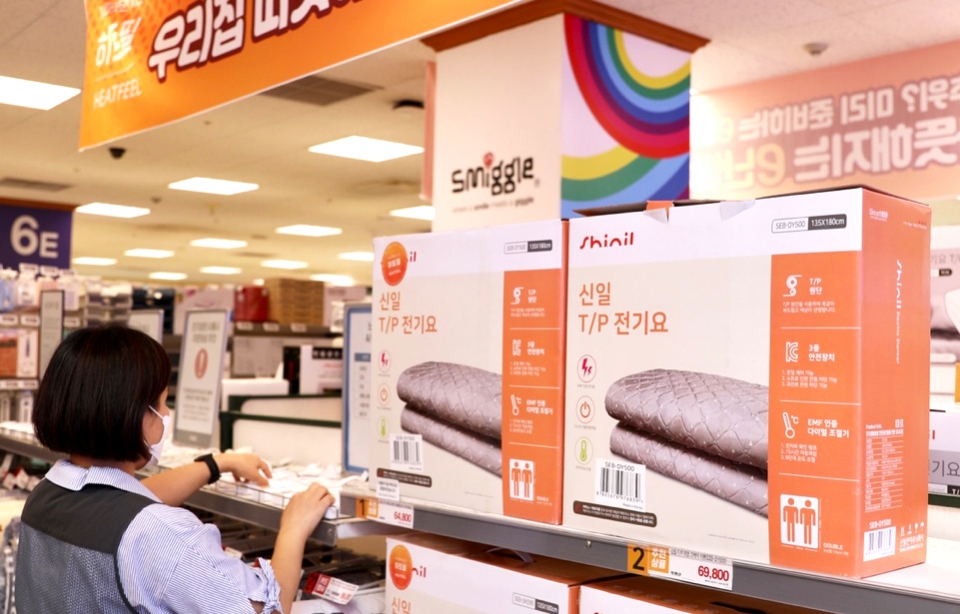 이마트도 26일까지 난방가전과 방한의류 기획전을 진행하고 최대 30% 할인 판매를 실시한다. 이마트 난방가전 매장. 사진=이마트