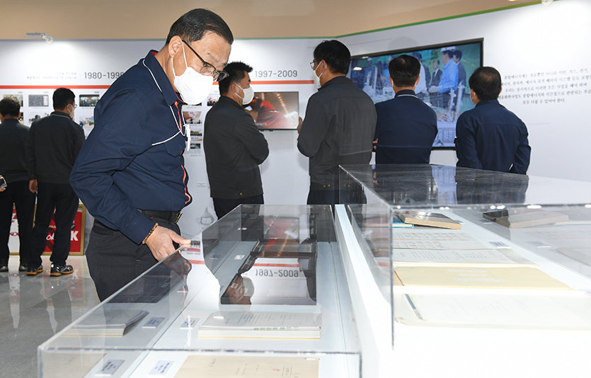 유재영 SK이노베이션 울산CLX 총괄(가운데)과 구성원들이 울산CLX 본관 로비에 마련된 60주년 기념 전시를 관람하고 있다. 사진=SK이노베이션