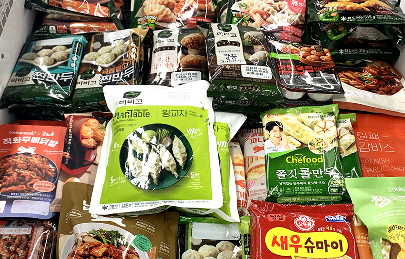 앞으로 냉동 식품을 분할하기 위해 일시적으로 해동하는 것이 허용된다. 편의점 냉동식품 매대. 사진=김성미 기자