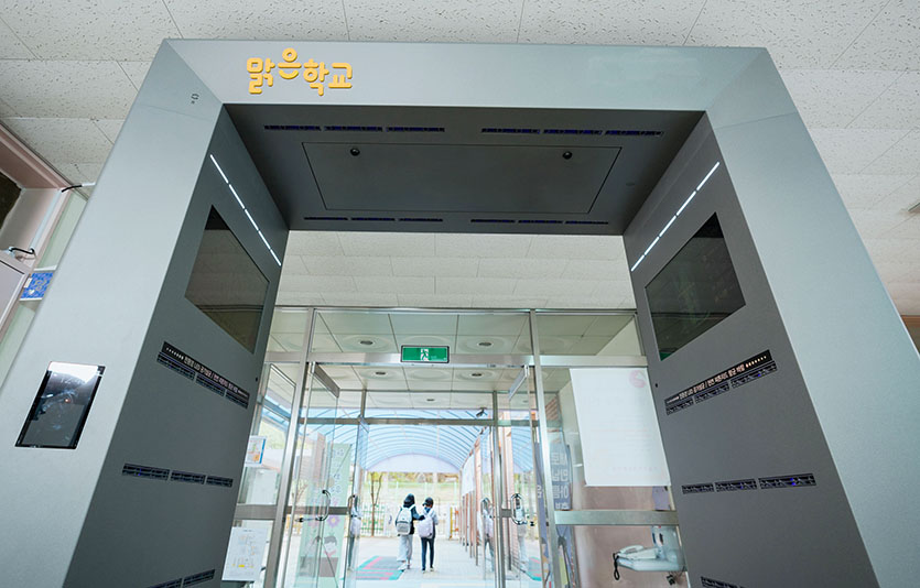 맑은학교 만들기’ 1차년도 캠페인을 통해 지난 3월 에어샤워 공기정화장치를 지원받은 서울 동작구 보라매초등학교의 모습. 사진=한화그룹