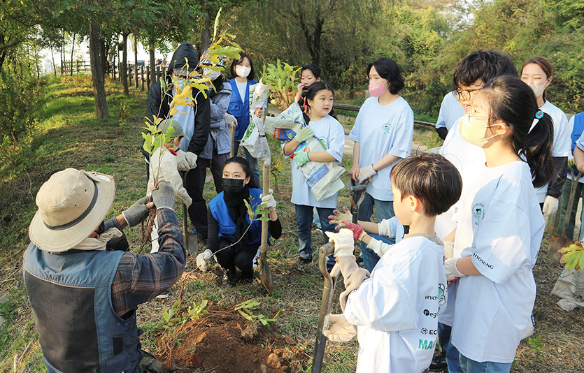 효성그룹은 서울시민과 임직원 및 가족이 함께 참여하는 ‘효성 나눔의 숲 나무심기’ 행사를 실시했다. 사진=효성그룹