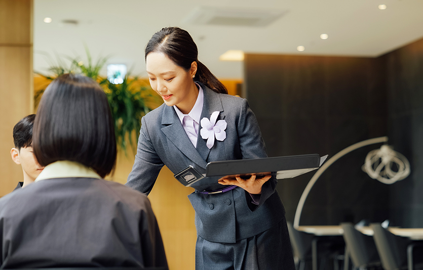 롯데백화점은 순차적으로 고객 접점에서 근무하는 직원들의 유니폼을 4년만에 새롭게 선보였다. MVG라운지에서 직원이 유니폼을 입고 고객 응대를 하는 모습. 사진=롯데백화점