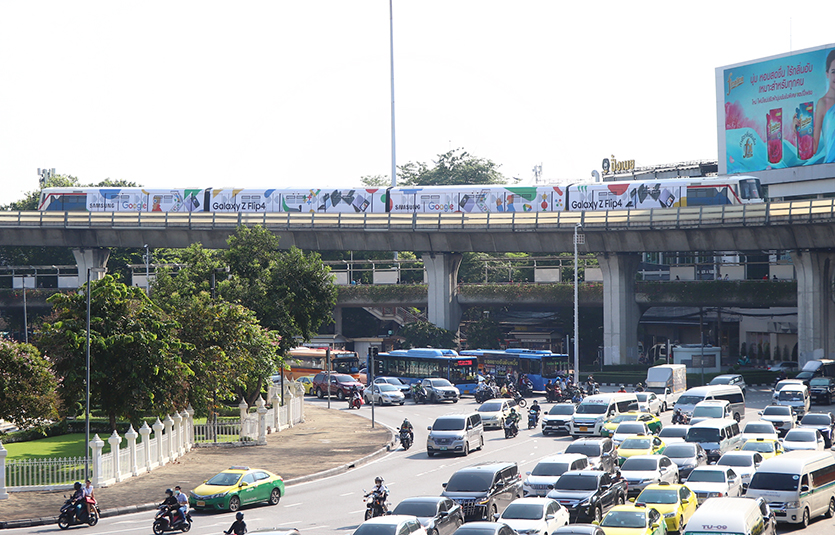 삼성전자의 갤럭시 Z 플립4가 태국 방콕의 스카이 트레인(Sky Train, 지상철)과 함께 시내 중심가를 달린다. 사진=삼성전자