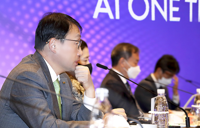 구현모 KT 대표가 ‘AI 원팀 서밋 2022’에서 발표하고 있다. 사진=KT 