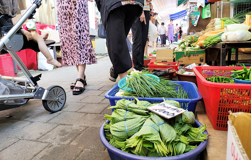 시장 통행로 바로 옆 바닥에 놓인 채소들. 사진=신광렬 기자<br>