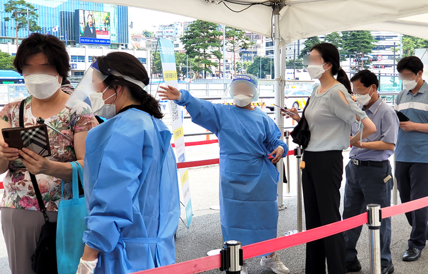 코로나19 재유행으로 지난달 31일 전국에서 4만4000명대의 신규 확진자가 발생했다. 지난달 26일 서울역 중구보건소 선별검사소. 사진=신광렬 기자