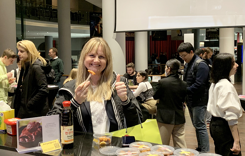 전통 장류로 맛을 낸 닭강정을 맛보는 현지인. 사진=한국농수산식품유통공사
