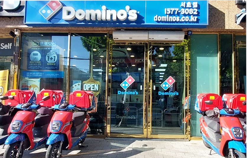 도미노피자 서초점에 도입한 전기 이륜차. 사진=도미노피자