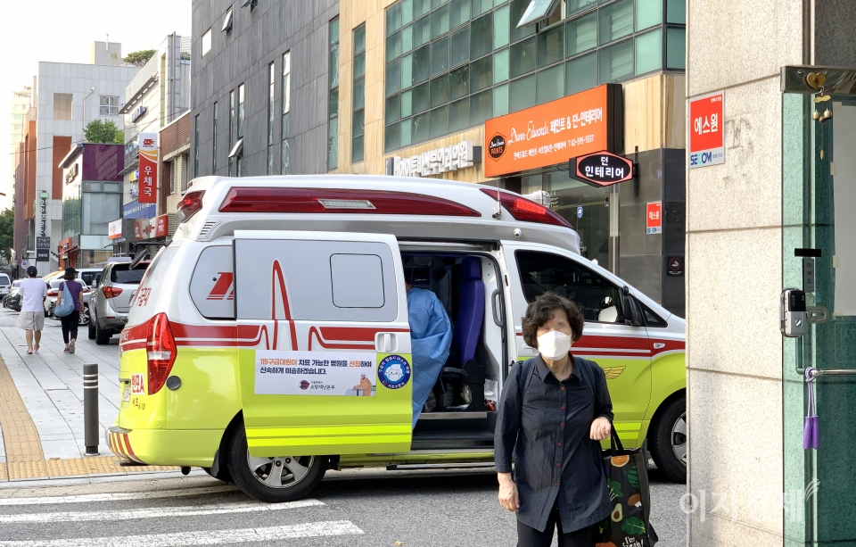 성탄절인 25일 국내 코로나19 신규 확진자 수는 5842명을 기록했다. 사진=김성미 기자