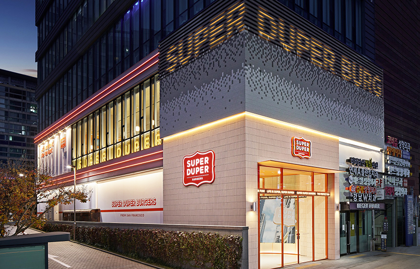 bhc그룹이 프리미엄 수제버거 시장 진출로 사업영역 확대에 나선다 슈퍼두퍼 강남점. 사진=bhc그룹