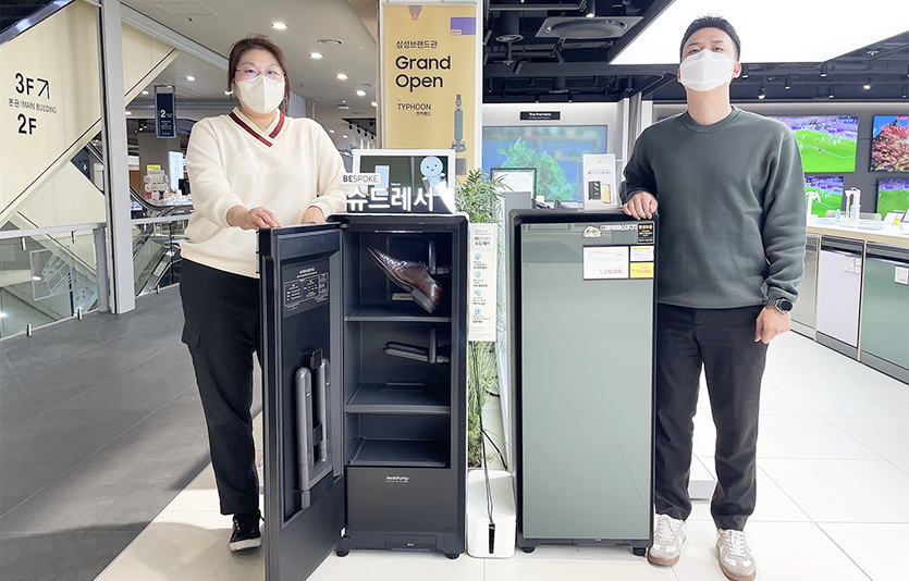 전자랜드 타이푼에서 고객들이 신발관리기를 살펴보고 있다. 사진=전자랜드