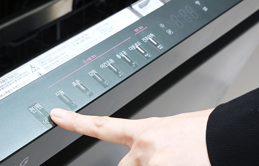 LG전자가 누구나 더욱 편리하게 가전을 사용할 수 있도록 제품 접근성을 한층 높이기 위해 최근 모든 LG가전에 붙여 사용할 수 있는 공용 점자스티커를 고객들에게 무상 배포하기 시작했다. 모델이 LG전자 식기세척기에 공용 점자스티커를 붙여 사용하고 있다. 사진=LG전자