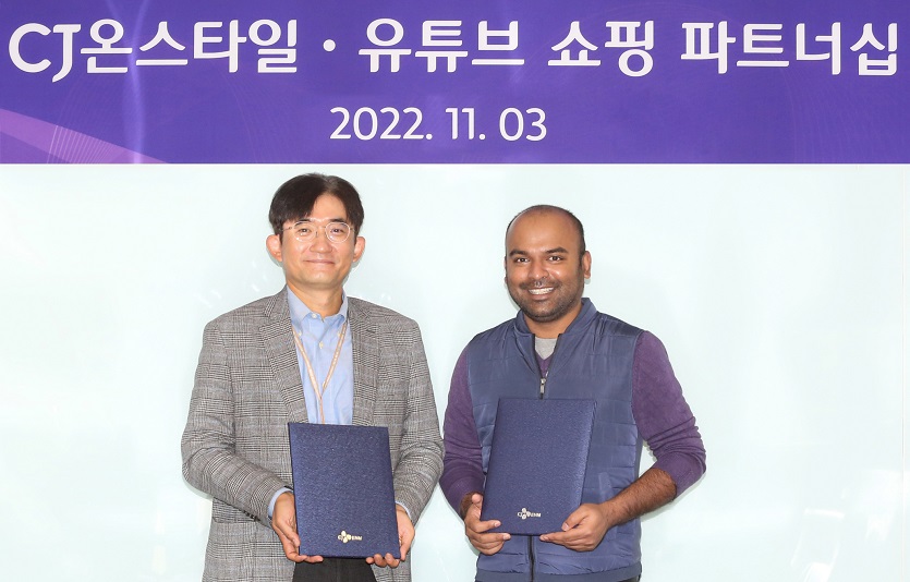 CJ온스타일 윤상현 대표이사와 락스 푸자리(Lax Poojary) 유튜브 쇼핑 프로덕트 매니저가 3일 파트너십을 체결했다. 사진=CJ온스타일