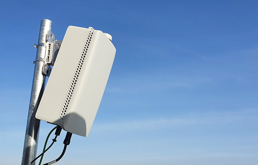 삼성전자가 자체 개발한 최신 2세대 5G 모뎀칩을 탑재하고 기지국, 라디오, 안테나 기능을 하나의 폼팩터로 제공하는 28GHz 컴팩트 매크로  장비. 사진=삼성전자