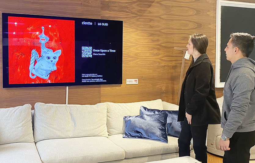 관람객들이 콜롬비아 보고타에 있는 고급 인테리어 브랜드 지엔떼 플래그십 매장에서 LG 올레드 TV와 고급 인테리어 가구가 조화를 이룬 프리미엄 라이프스타일 공간을 즐기고 있다. 사진=LG전자