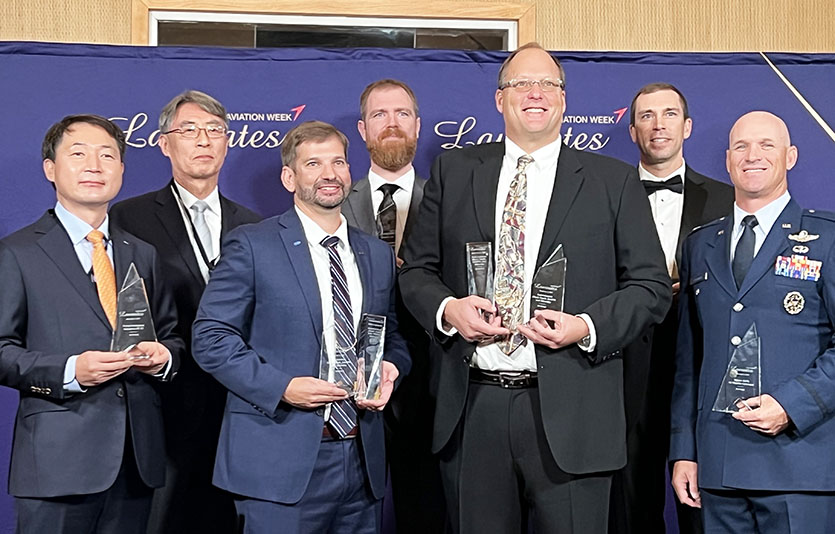 에비에이션 위크 연례 시상식에 참석한 KF-X 개발 책임자인 차재병 KAI 상무(왼쪽)와 이일우 KAI 기술고문(좌측 상단)  