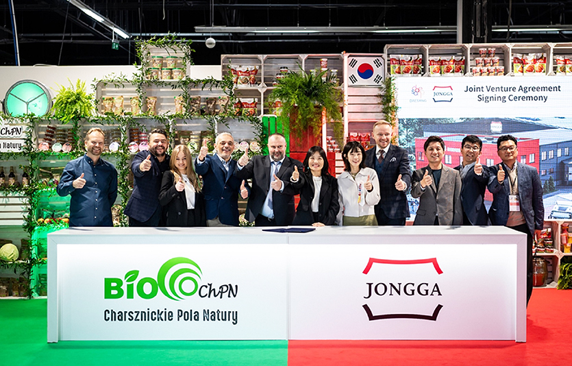 (왼쪽 다섯 번째)우카시 그웽빈스키ChPN 대표가 이경애 대상㈜ 식품글로벌사업총괄이 합작법인 설립을 위한 협약식에서 기념 촬영을 하고 있다. 사진=대상(주)