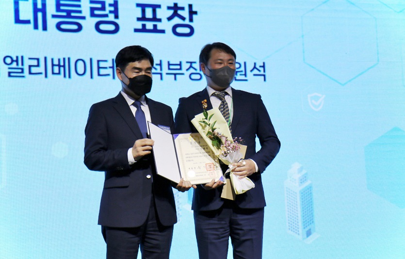 [사진] 대통령 표창을 수상한 장원석 서비스 효율혁신팀장(오른쪽).jpg