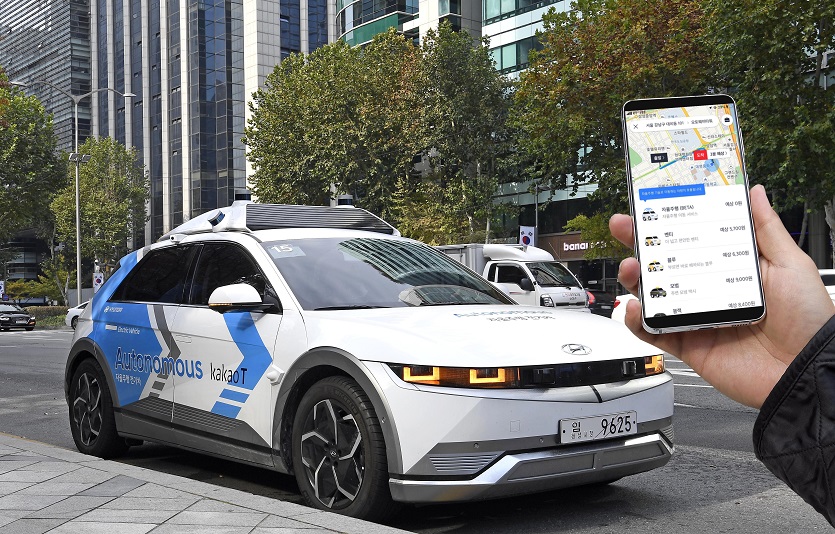 카카오T를 이용해 로보라이드 차량을 호출하는 모습.jpg