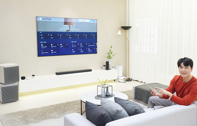 삼성전자 모델이 삼성 디지털프라자 용인구성본점에서 스마트싱스 기반 홈 IoT 솔루션을 적용한 스마트 아파트 서비스를 소개하고 있는 모습. 사진=삼성전자