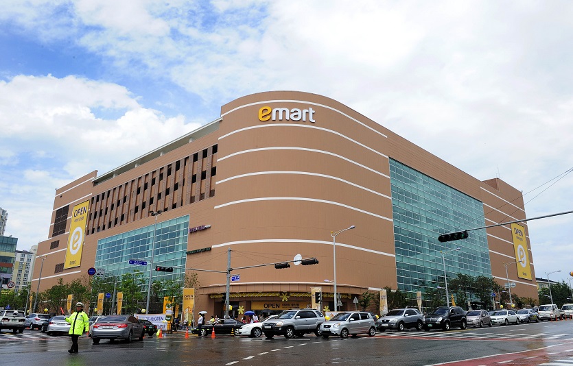 이마트가 동반성장위원회와 협약을 체결하고 중소기업의 ESG 역량 강화에 나선다. 사진=이마트<br>