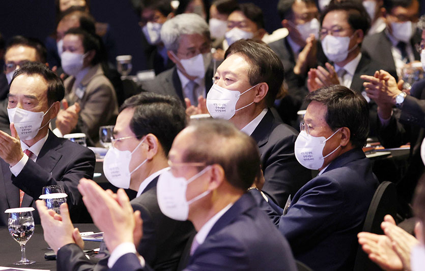 윤석열 대통령이 7일 서울 중구 더플라자 호텔에서 열린 제8회 중견기업인의 날 기념식에서 박수치고 있다. 사진=뉴시스, 대통령실통신사진기자단