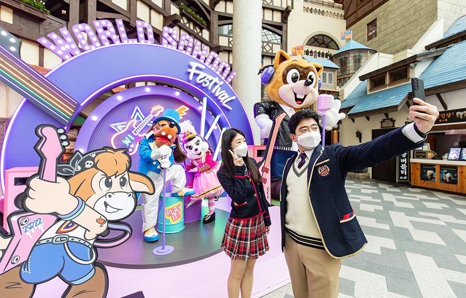 롯데월드 어드벤처는 봄을 맞아 환상적인 학교를 콘셉트로 ‘월드 스쿨 페스티벌’을 이달 11일부터 6월 6일까지 진행한다. 사진=롯데월드