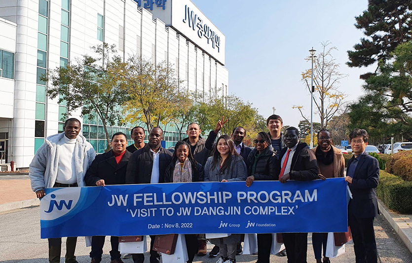 연세의료원에서 연수 중인 해외 의료진 12명이 이달 8일 JW그룹 당진생산단지 견학을 실시했다. 사진=JW그룹