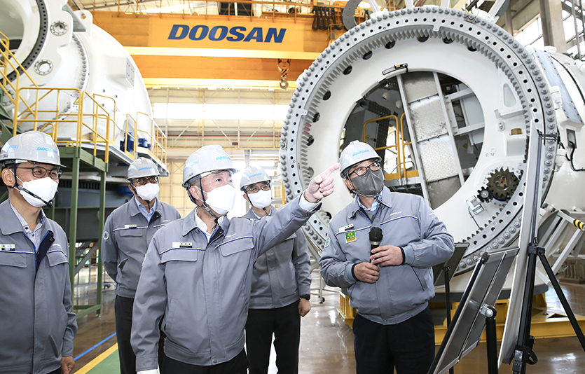 박정원 두산그룹 회장이 경남 창원 두산에너빌리티 풍력공장에서 해상풍력발전기 주요 설비를 살펴보고 있다. 사진=두산그룹