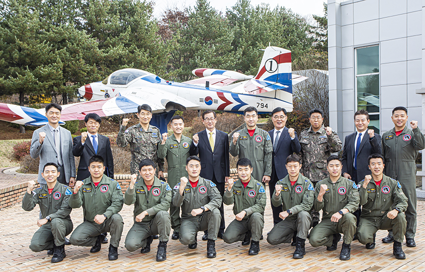 공군 특수비행팀 블랙이글스 단체 기념사진. 사진=한국항공우주산업