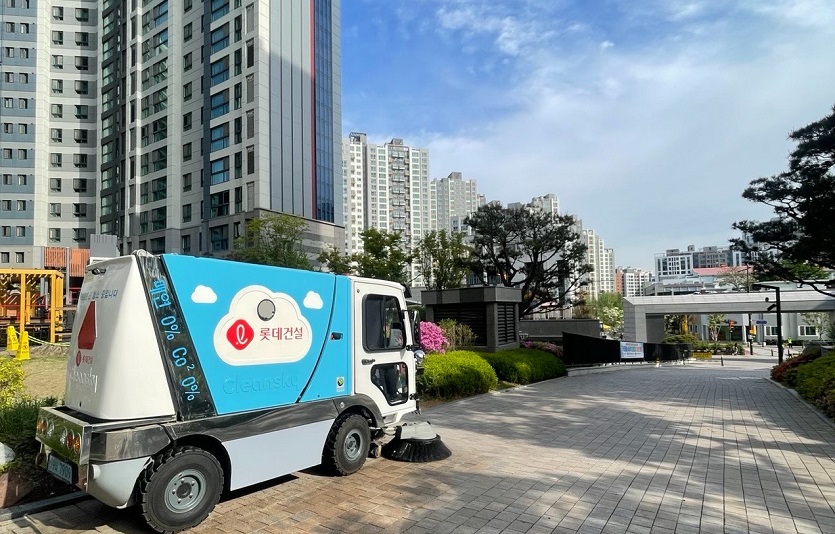 [이미지] 롯데건설이 아파트 단지 내 친환경 전기청소차를 운영중이다 .jpg