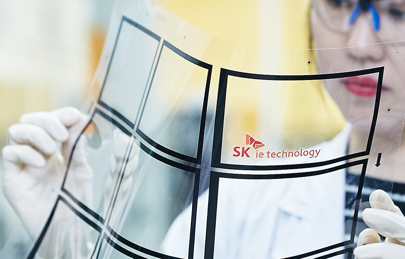 CES 2023 ‘모바일 기기&액세서리’ 부문의 최고혁신상을 수상한 SK아이이테크놀로지의 플렉서블 커버 윈도우. 사진=SK이노베이션