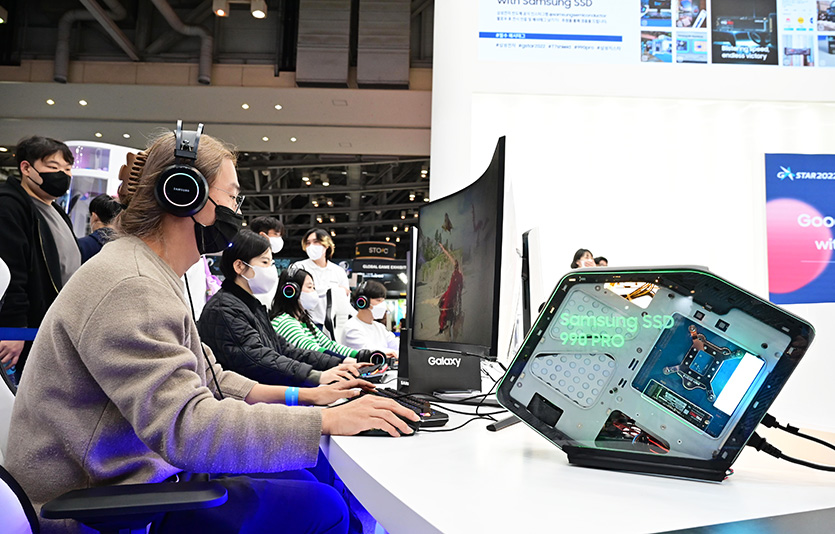 ‘지스타(G-STAR) 2022’ 삼성전자 브랜드관 게임체험존에서 게임을 즐기고 있는 관람객들의 모습. 사진=삼성전자