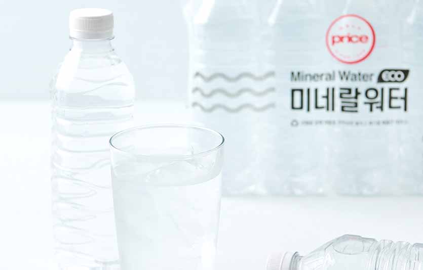 롯데마트는 최근 PB 상품 ‘Only Price 미네랄워터 ECO’ 2개 품목 대상으로 ‘환경성적표지인증’을 획득했다. 사진=롯데마트