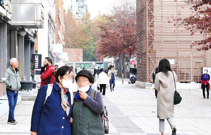 코로나19 확진자 증가세가 주춤한 가운데 20일 신규 확진자 수가 2만명대를 기록했다. 사진=김성미 기자