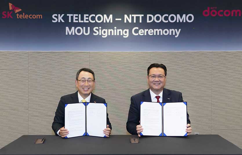 (왼쪽부터) 유영상 SKT 사장과 이이 모토유키 NTT도코모 사장이 18일 서울 워커힐 호텔에서 협약식을 마치고 기념 촬영을 하고 있는 모습. 사진=SK텔레콤