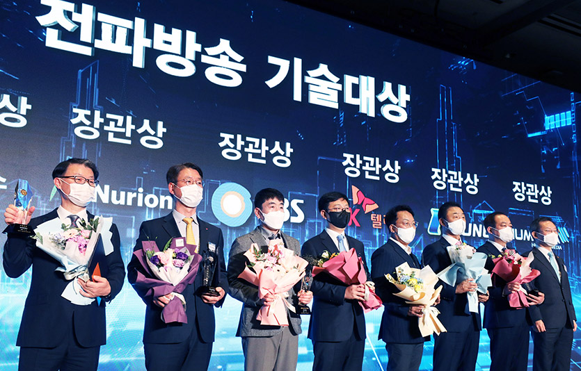 권준혁 LG유플러스 네트워크부문장(왼쪽)이 이종호 과학기술정보통신부 장관으로부터 국무총리상을 받고 있는 모습. 사진=LG유플러스