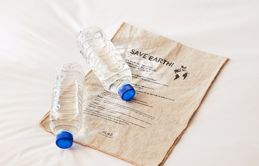 무라벨 생수와 세이브 어스 세이브 제주 캠페인. 사진=글래드호텔