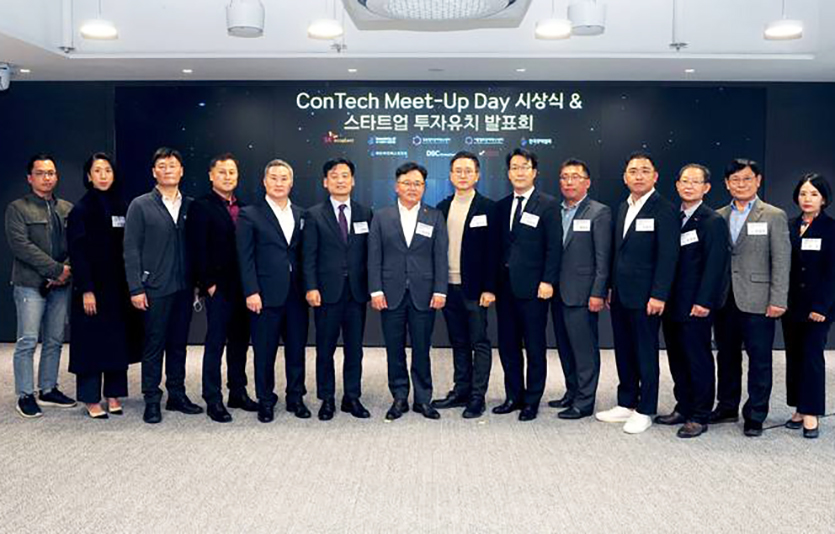 SK에코플랜트는 이달 21일 서울시 종로구 수송동 본사에서 개방형 기술 공모전 ‘콘테크 미트업 데이’ 시상식을 열고 친환경·신재생에너지·스마트건설 분야에서 7개 수상기업을 선정했다. 박경일 SK에코플랜트 사장(왼쪽 7번째)과 선정 기업 대표들이 기념촬영을 하고 있는 모습. 사진=SK에코플랜트