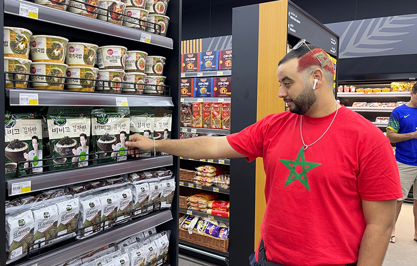 한 축구팬이 월드컵 팬 존에서 비비고 제품을 살펴보고 있다. 사진=CJ제일제당