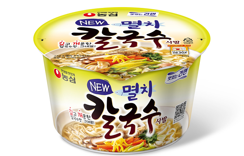 농심은 건면 스테디셀러 멸치칼국수를 용기면으로 선보인다. 사진=농심