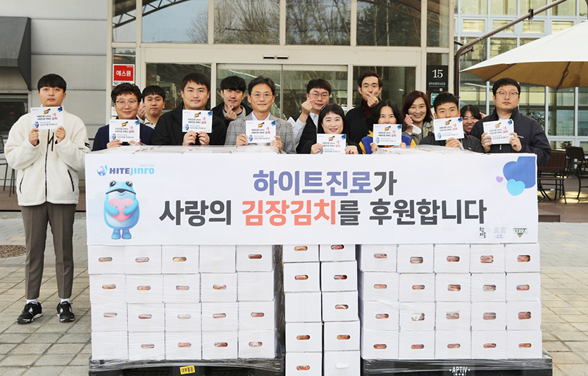 22일 서초구립 한우리정보문화센터에서 하이트진로 정세영 상무(왼쪽)와 서초구립 한우리정보문화센터 김은선 사무국장(오른쪽)이 참석한 가운데 ‘따뜻한 겨울나기’ 김장김치 전달식을 진행했다. 사진=하이트진로