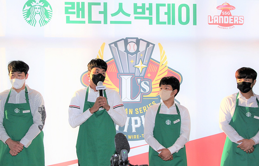 SSG랜더스 선수들이 일일 바리스타로 변신했다. (왼쪽부터) 박종훈, 김광현, 최경모, 김민식 선수. 사진=스타벅스 코리아
