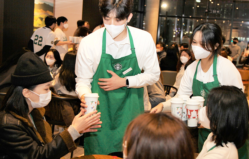 오원석 선수가 일일바리스타로 변신해 팬들에게 커피를 제공하고 있다. 사진=스타벅스 코리아