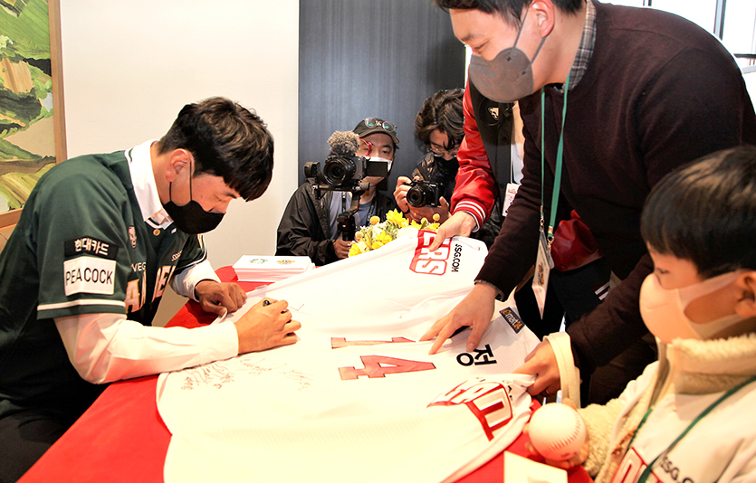 최정 선수가 스타벅스를 찾은 팬드에게 사인을 하고 있다. 사진=스타벅스