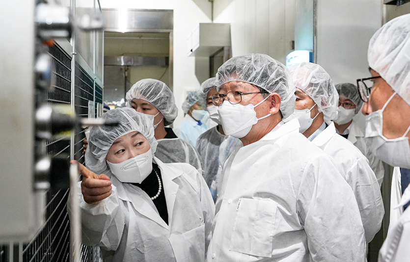 SPC 안전경영위원회 정갑영 위원장(가운데)과 조현욱 위원(왼쪽)이 평택 SPL에 방문해 생산 라인 현장을 점검하고 있다. 사진=SPC