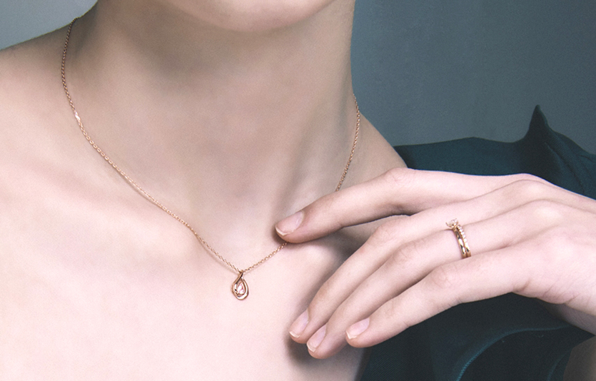 이랜드 로이드에서 2022년 홀리데이 리미티드 에디션으로 출시한 로즈 다이아몬드 목걸이(사진)가 출시와 동시에 완판됐다. 사진=이랜드