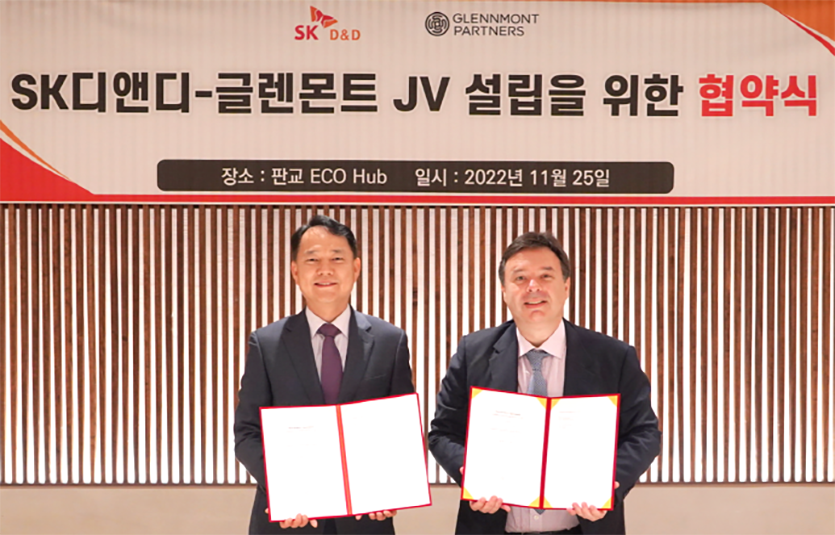 25일 SK디앤디 판교 본사에서 (왼쪽부터)김해중 SK디앤디 에너지솔루션본부장과 파비엔 다볼라 글렌몬트파트너스 아시아퍼시픽 총괄 등 주요 관계자들이 참석한 가운데 ‘SK디앤디-글렌몬트 JV 설립을 위한 계약’을 체결했다. 사진=SK디앤디