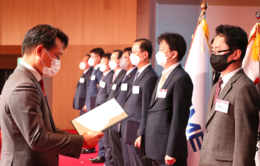 (왼쪽부터) 이상훈 국가기술표준원장과 이재환 청호나이스 부사장. 사진=청호나이스